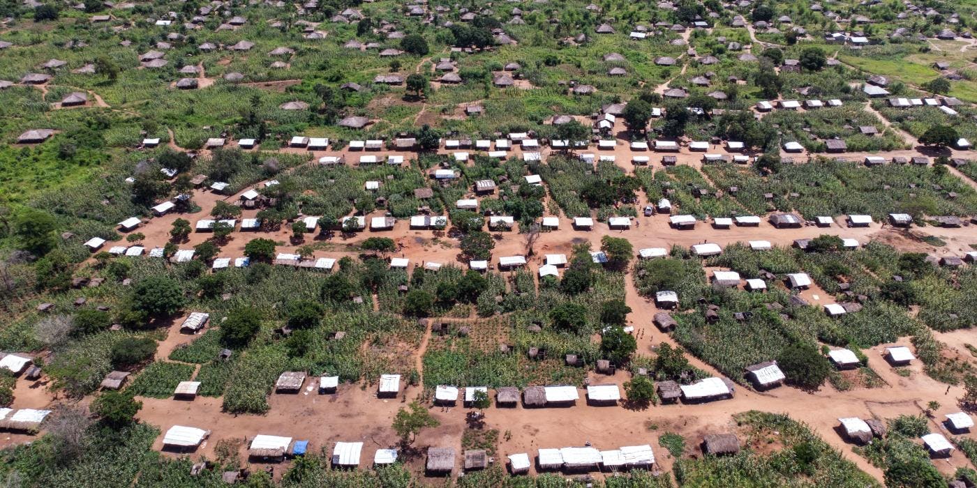 Mutter mit Kind in einem Gesundheitszentrum nahe eines Umsiedlungsdorfes in Cabo Delgado.