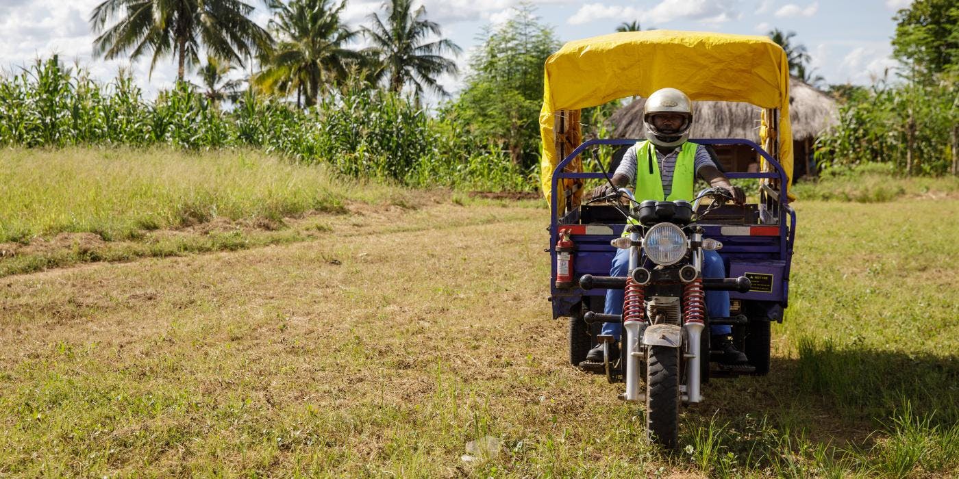 Mutter mit Kind in einem Gesundheitszentrum nahe eines Umsiedlungsdorfes in Cabo Delgado.