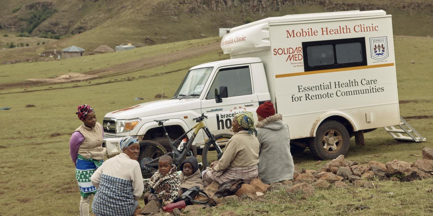 Nino Schurter und die mobile Klinik