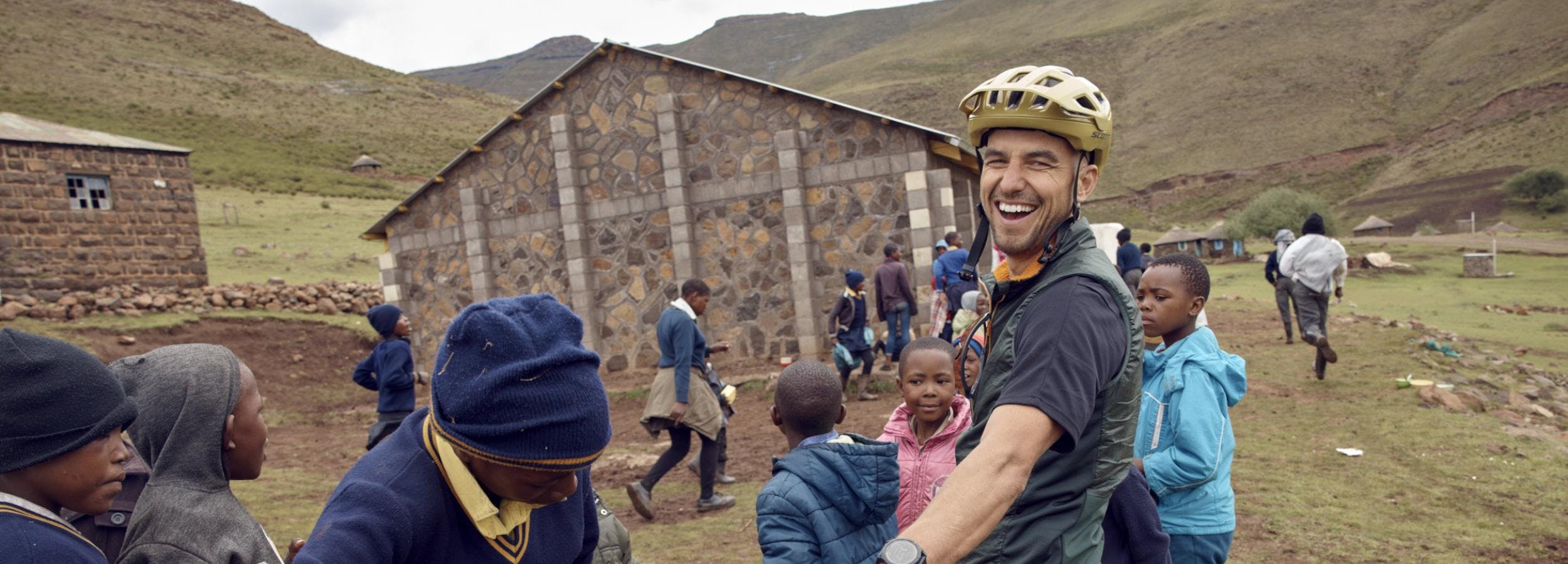 Nino Schurter mit Bike und Kindern