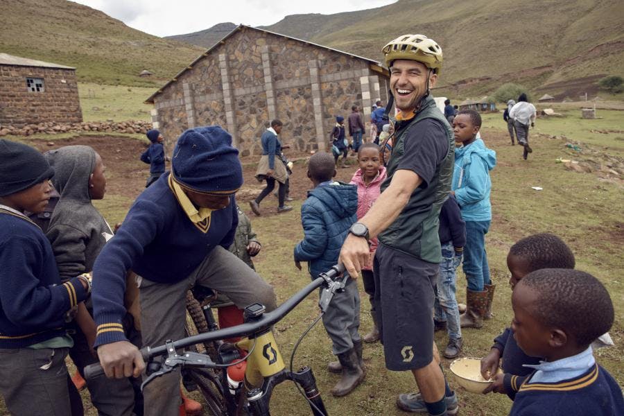 Nino Schurter mit Bike und Kindern